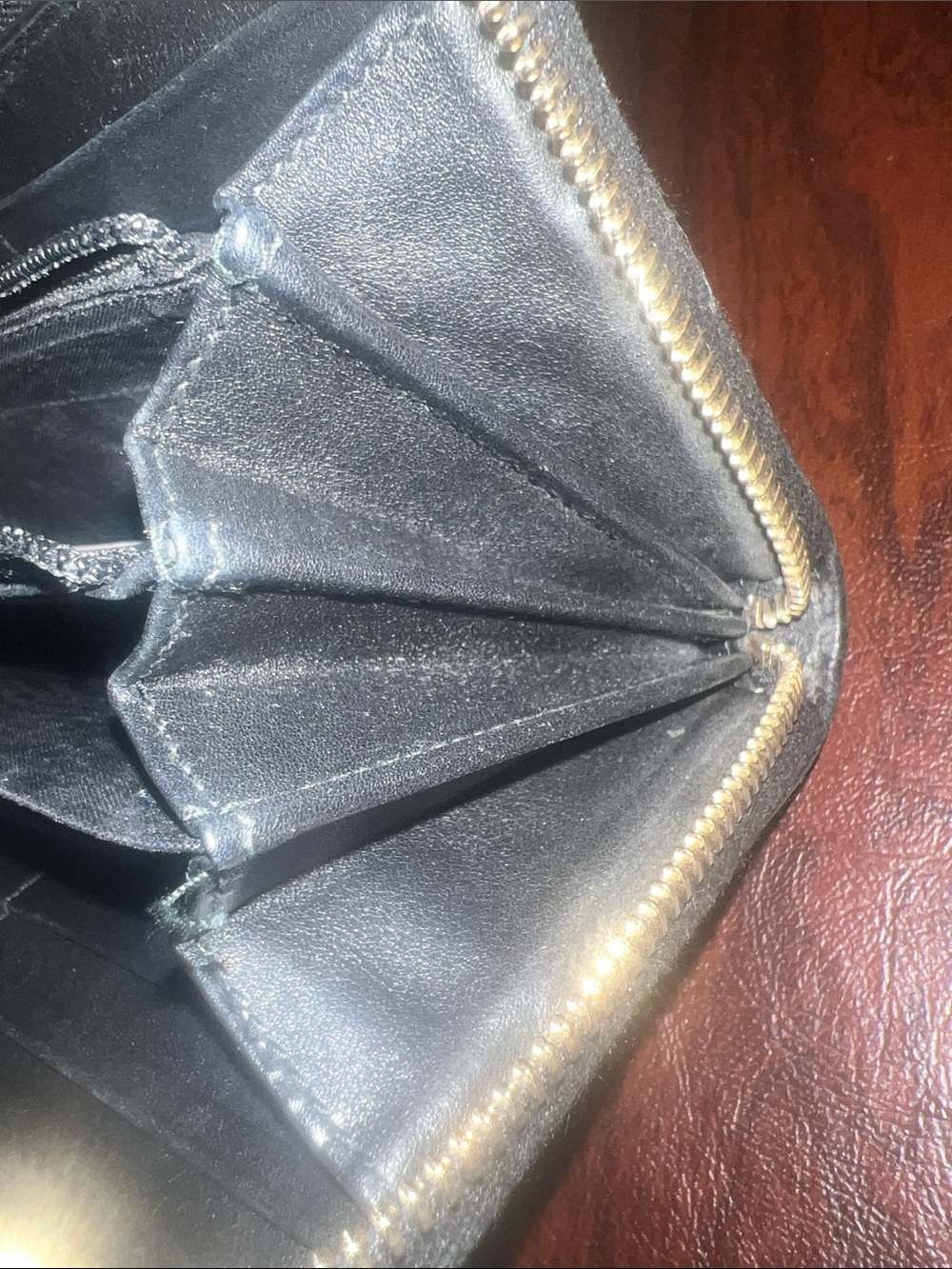 Gucci Black GG-Embossed Leather Zip Wallet with Gold Plaque - Picture 12 of 13